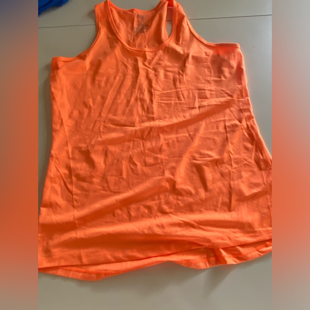 Women’s fitted athletic tank top
